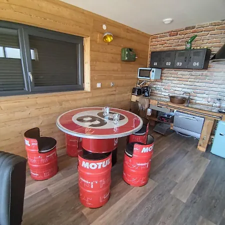 Mechanical Cottage, Old Cars And Bikes 沙尔姆