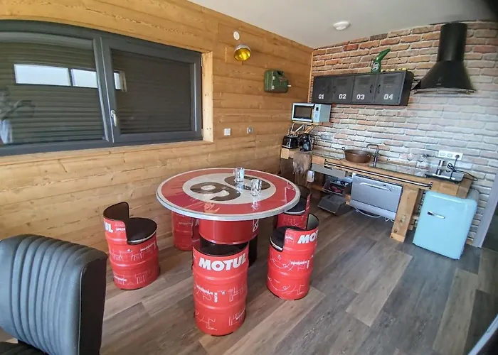 Mechanical Cottage, Old Cars And Bikes 沙尔姆